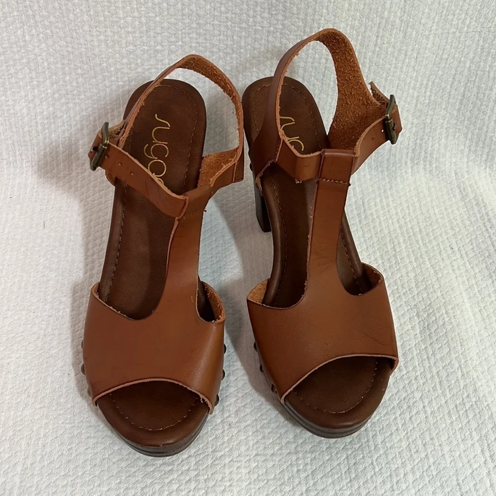 Sugar Quele Brown Vegan Leather Brass Studded Block Faux Wood Heeled Sandals 6.5